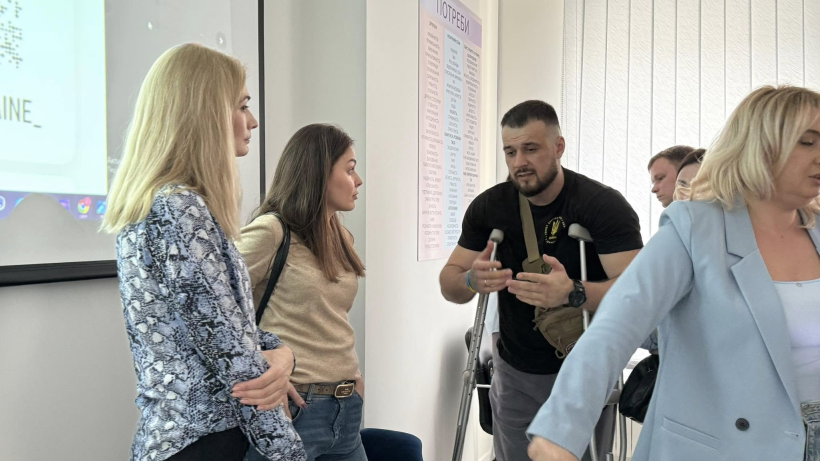 Начальниця Управління з питань ветеранської політики Рівненської ОДА Марина Корольова, в.о. голови Сарненської РДА Любов Мацигон та ветеран