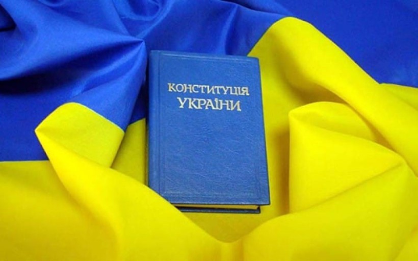 Книга Конституція України лежить на Державному Прапорі України