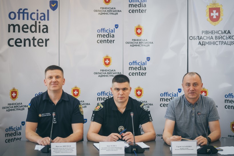 На фото - заступник начальника Рівненського районного управління поліції ГУНП в Рівненській області І.Теліга та провідний інспектор відділу пожежної безпеки управління запобігання надзвичайним ситуаціям ГУ ДСНС України у Рівненській області Я.Дивущак, радник голови ОДА С.Татаренко