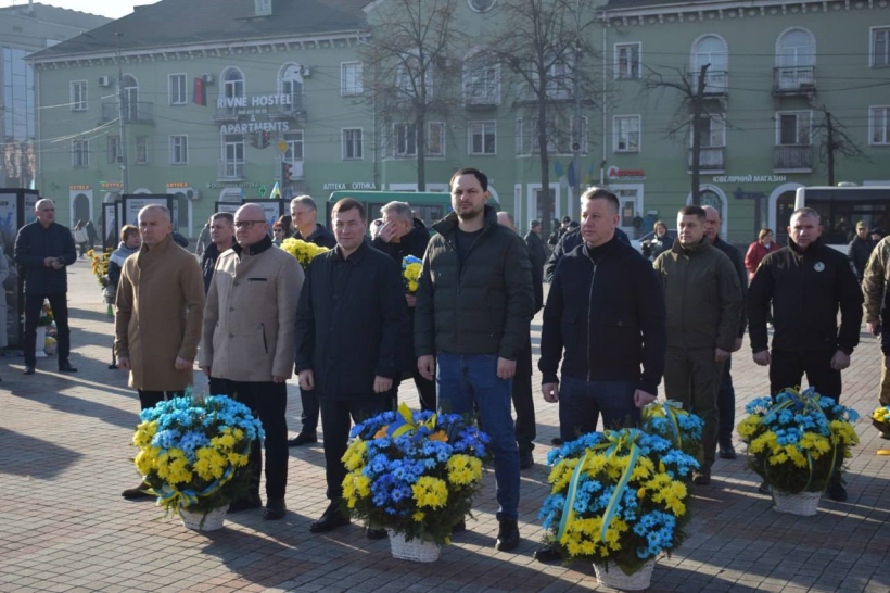 Керівництво Рівненської області, району та міста з корзинами жовто-блакитних квітів на Майдані Незалежності міста Рівне