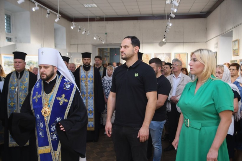 Начальник Рівненської ОВА О.Коваль, митрополит Рівненський і Острозький Іларіон, начальниця управління культури і туризму ОДА Л.Романюк