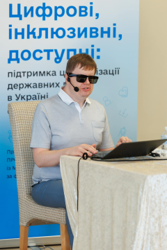 Дмитро Попов читає лекцію