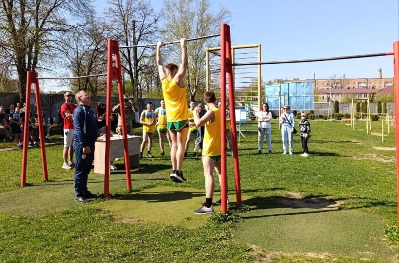 Фото обласної спартакіади серед допризовної молоді на стадіоні «Колос» у місті Костопіль. Спортсмени підтягуються на турнику