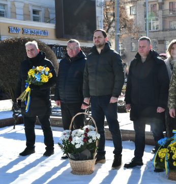 Начальник Рівненської ОВА Олександр Коваль під час покладання квітів
