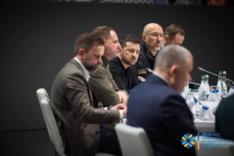 Учасники заходу на чолі із Президентом України Володимиром Зеленським