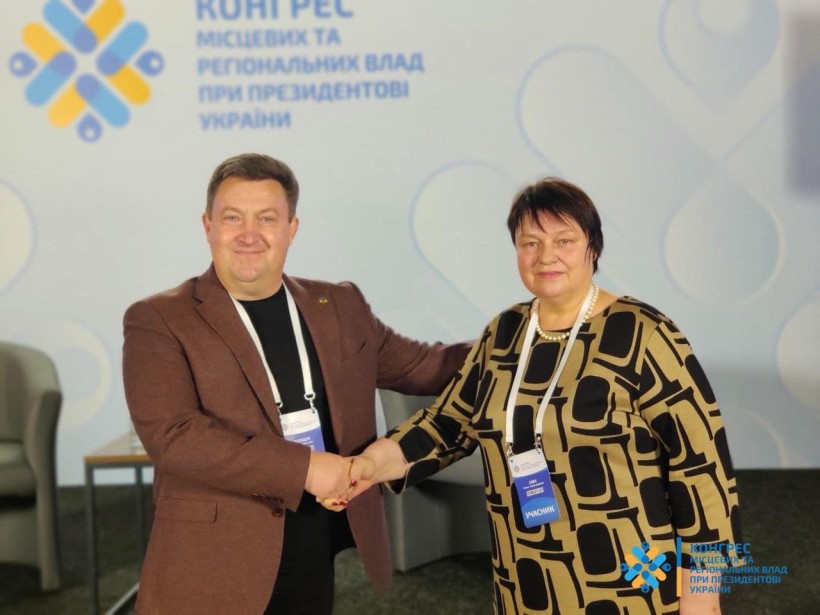 Голови Городоцької та Юнаківської (Сумщина) громад після підписання меморандуму про співпрацю