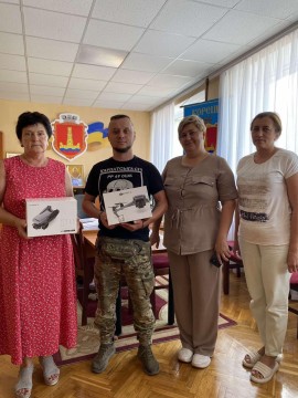 Керівництво громади передає квадрокоптер військовослужбовцю