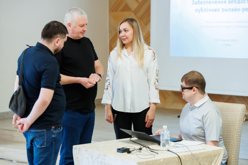 Учасники тренінгу спілкуються