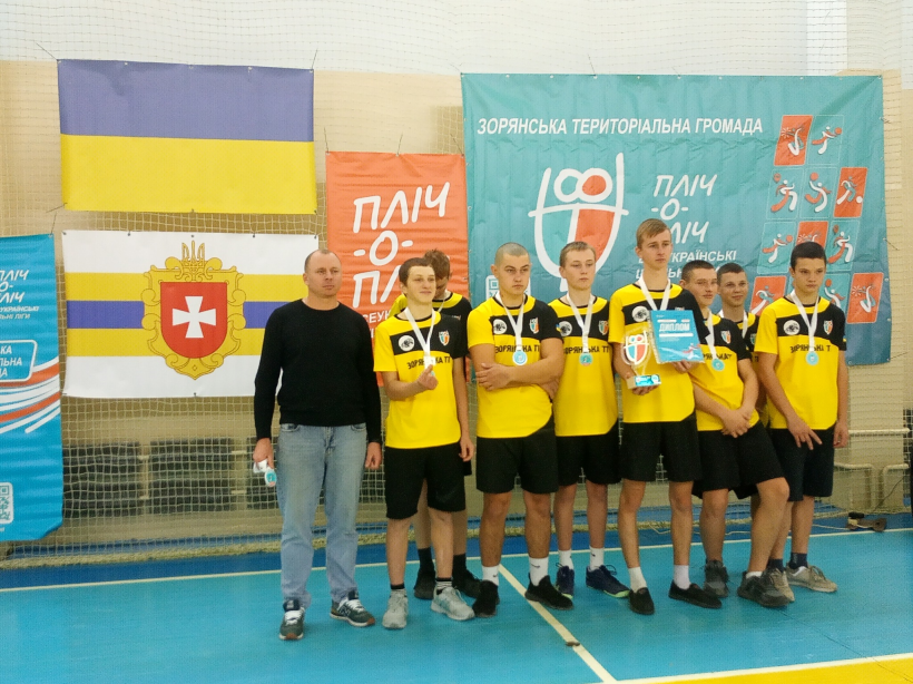 діти які є учасниками турніру «Пліч-о-пліч. Всеукраїнські шкільні ліги»