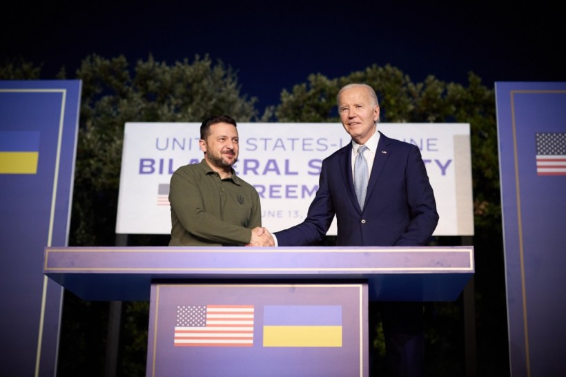 Володимир Зеленський та Джо Байден тиснуть один одному руки під час підписання угоди