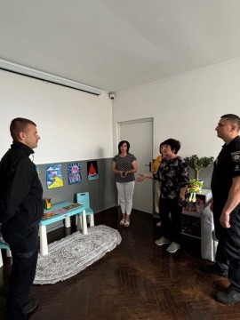 Працівники відповідних служб у кімнаті, дружній до дитини, у будівлі Корецької міської ради