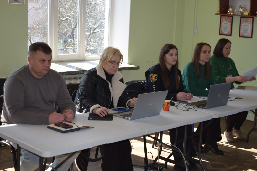Учасники зустрічі з рідними зниклих безвісти бійців та ветеранами війни