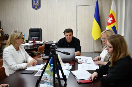 Перший заступник голови Рівненської ОДА Сергій Подолін та інші учасники наради сидять за столом під час онлайн-наради