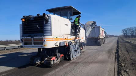 Фото ілюстративне - на автодорозі працює спеціальна техніка із вкладання асфальту