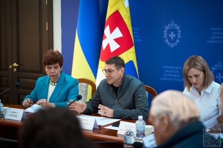 На фото — робоча нарада в Рівненській ОДА за участю представників влади та профільних фахівців. У центрі — перший заступник голови ОДА Сергій Подолін, який виступає під час обговорення. Учасники засідання працюють із документами за круглим столом, а на тлі розміщені державний прапор України та прапор Рівненської області.
