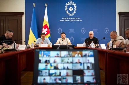 На фото — засідання в Рівненській обласній державній адміністрації за участю керівництва області, представників громад та профільних служб. Нарада проходить у змішаному форматі: частина учасників присутня в залі, інші долучилися онлайн через відеоконференцію. У центрі уваги — обговорення актуальних питань розвитку регіону та координація спільної роботи.