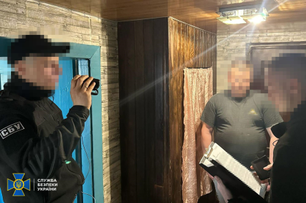 Поліцейські вручають підозрюваному підозру