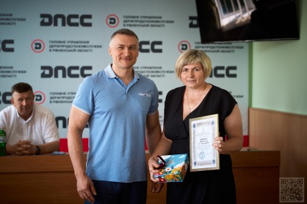 Олександр Кохан вручає нагороду фахівчині із ветеринарії