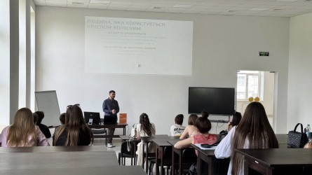 В аудиторії сидять студенти та слухають молодого викладача