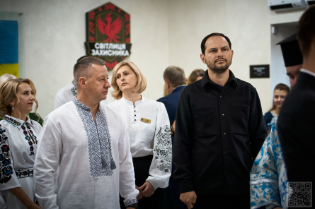 Олександр Коваль, представники місцевого самоврядування стоять у кабінеті
