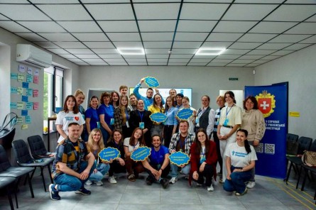 На фото молодь позує для загальної світлини, всі усміхнені