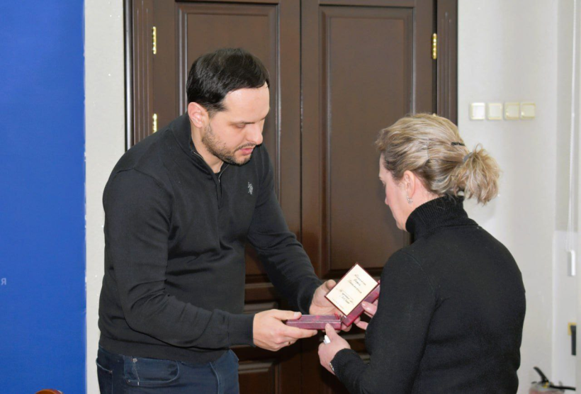 Начальник Рівненської ОВА Олександр Коваль вручає матері загиблого воїна з Рівненщини Андрія Павлюка президентський орден «За мужність» ІІІ ступеня