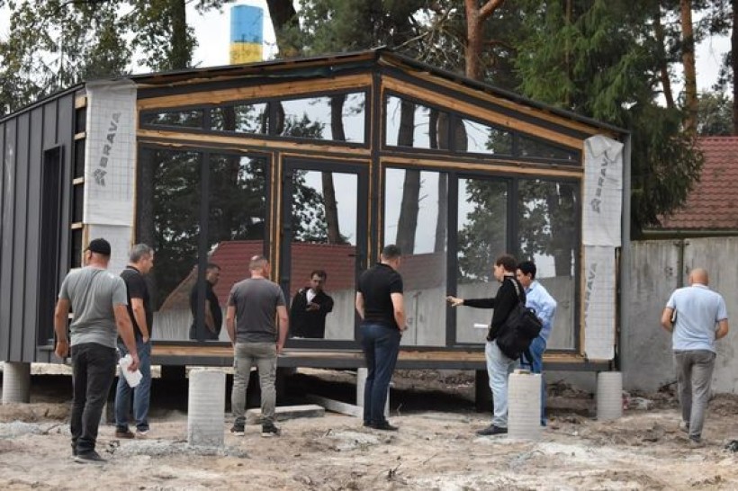 Керівництво Рівненської  ОДА інспектує будівництво модульних будинків
