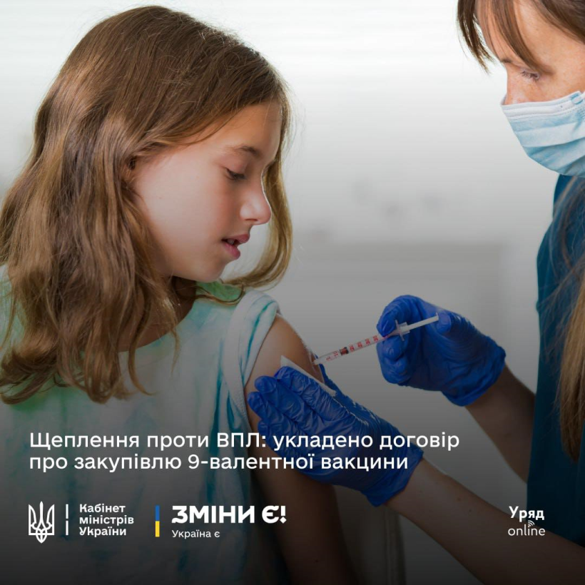 Фото ілюстративне - лікар у масці робить дівчинці-підлітку вакцинацію у передпліччя