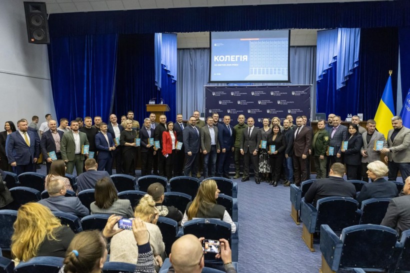 Учасники колегії проведеної Міністетством молоді і спорту України