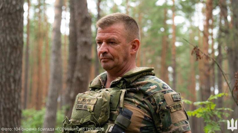 В лісі стоїть військовослужбовець у військовій формі