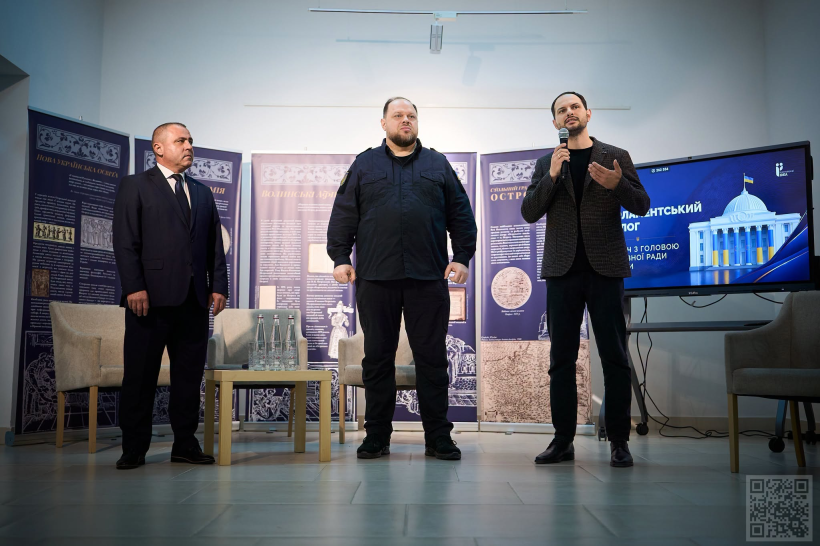 На фото: Руслан Стефанчук та ОЛександр Коваль під час обговорення цивільного кодексу у стінах Острозької академії