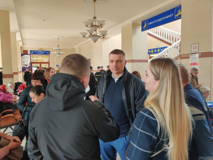 Фото з зустрічі на Рівненщині евакуаційного потяга з Донеччини
