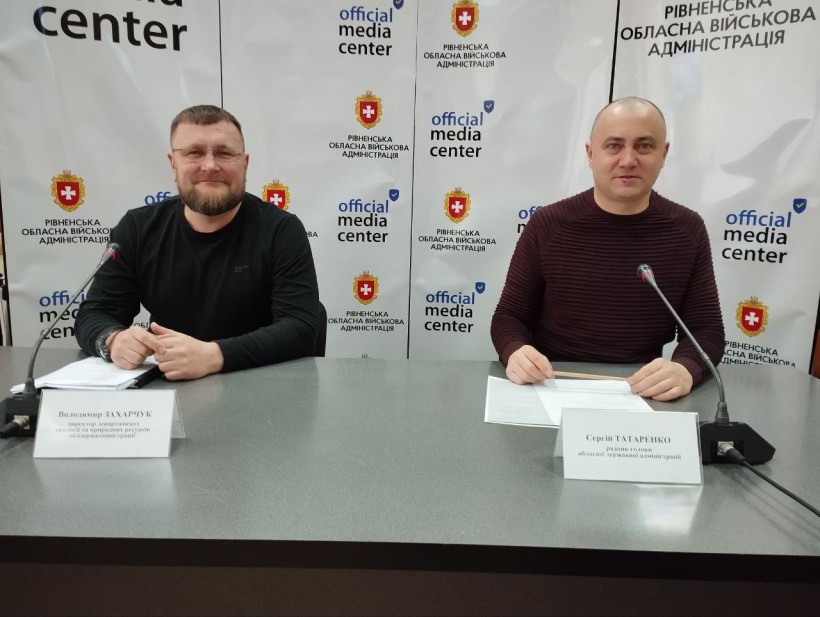 На фото - директор Департаменту екології та природних ресурсів ОДА В.Захарчук та радник голови ОДА С.Татаренко