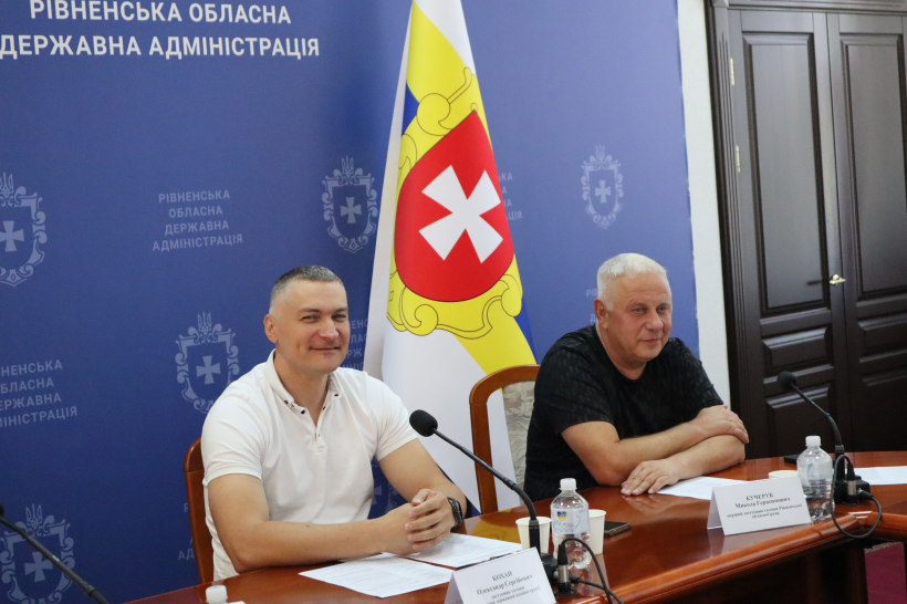 За столом сидять: заступник голови Рівненської ОДА Олександр Кохан та перший заступник голови Рівненської обласної ради Микола Кучерук