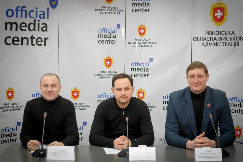 На фото (зліва направо) - радник голови ОДА С.Татаренко, начальник голови ОВА О.Коваль, амбасадор проєкту С.Ліщук