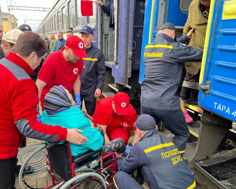 Фото з прибуття на Рівненщину четвертого евакуаційного потягу з Донеччини