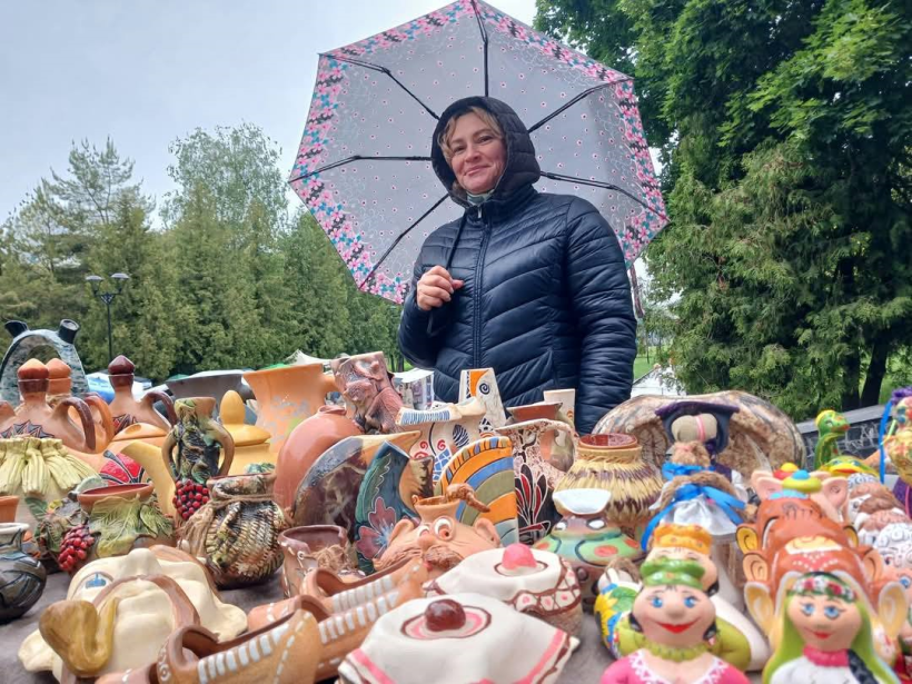 Майстриня із керамічними виробами під час проведення  етно-фестивалю "Музейні гостини-2025"