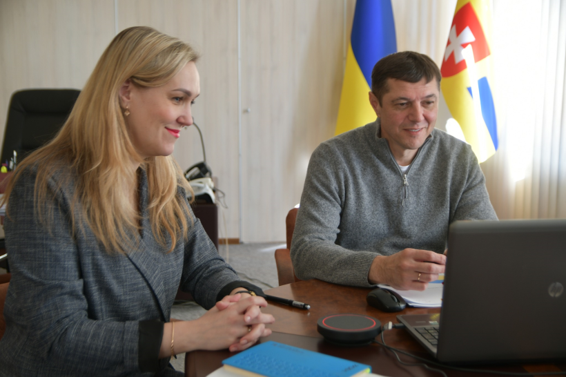 Перший заступник голови Рівненської ОДА Сергій Подолін та заступниця директора Департаменту освіти та науки Рівненської ОДА Марина Пашковська під час наради