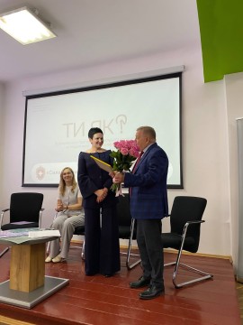 Заступниця голови Рівненської ОДА Людмила Шатковська вручає Почесну грамоту та квіти керівництву Рівненського державного гуманітарного університету