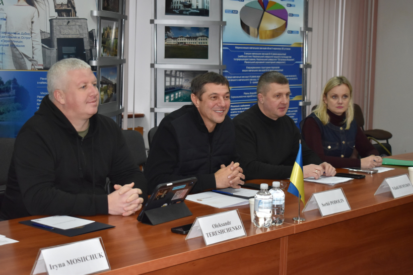 За столом сидять учасники зустрічі - перший заступник голови Рівненської ОДА Сергій Подолін, заступник голови ОДА з питань цифрового розвитку, цифрових трансформацій і цифровізації (CDTO) Олександр Терещенко, інші представники структурних  підрозділів ОДА