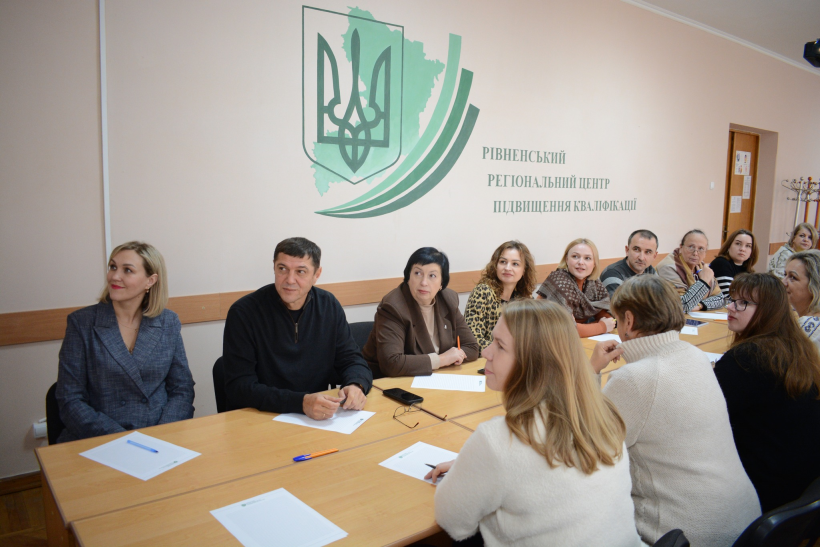 Перший заступник голови Рівненської ОДА Сергій Подолін та інші представники ОДА сидять та пишуть диктант