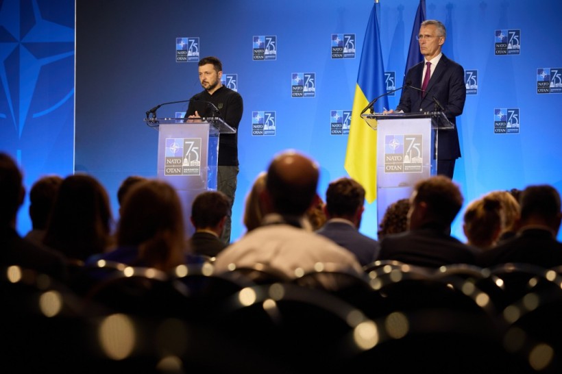 Президент України Володимир Зеленський у Вашингтоні під час спільної пресконференції з Генеральним секретарем НАТО Єнсом Столтенбергом