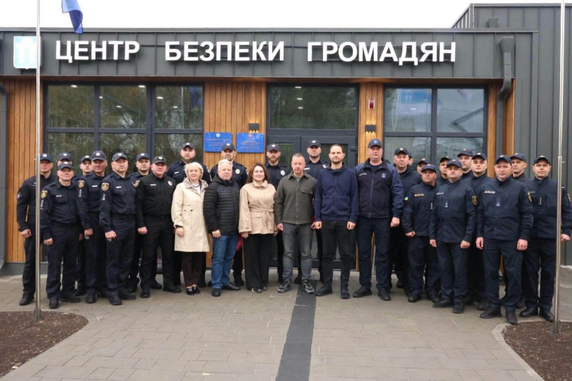 На фоні приміщення Центру безпеки громадян стоять рятувальники, поліцейські, пркдставники обласної та місцевої влади.