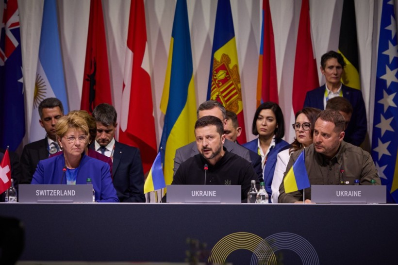 Президент України В.Зеленський виступає на першому пленарному засіданні Глобального саміту миру