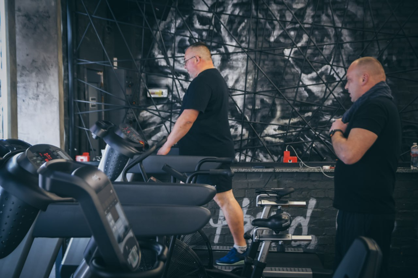 Фото ілюстративне - у спортзалі займаються двоє чоловіків