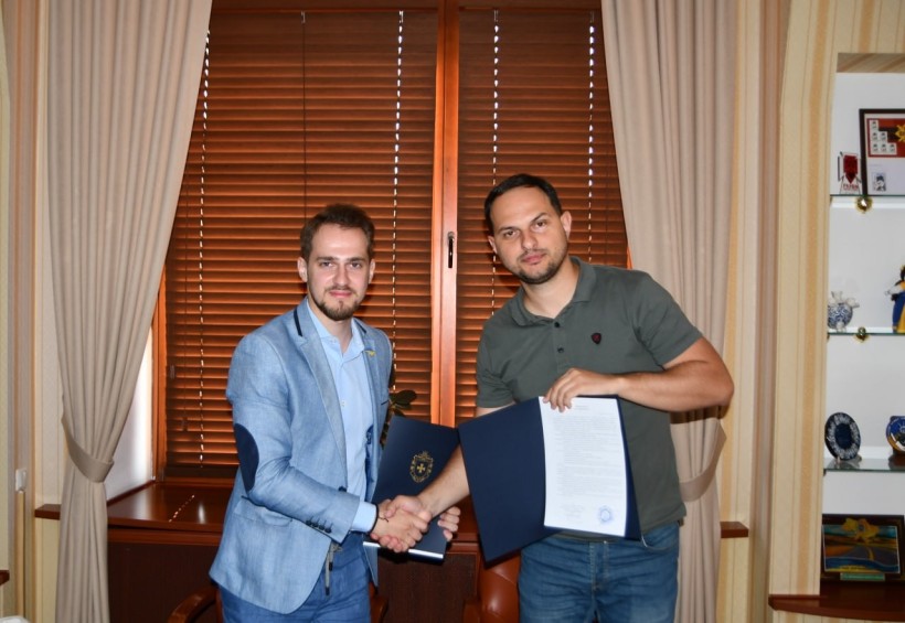 Підписання меморандуму начальником Рівненської ОВА Олександр Коваль та директором представництва Спілки підприємців та роботодавців Польщі (ZPP) в Україні Назарієм Волянським.