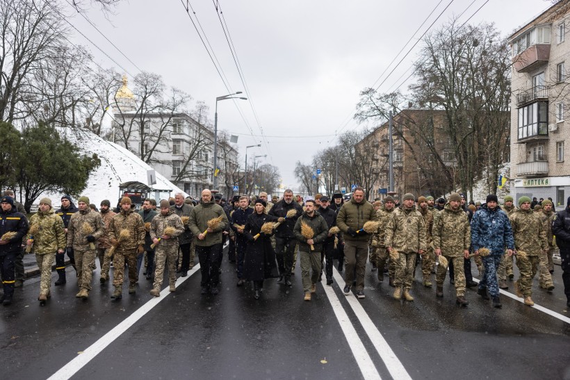 Президент та перша леді вшанували пам’ять жертв голодоморів в Україні