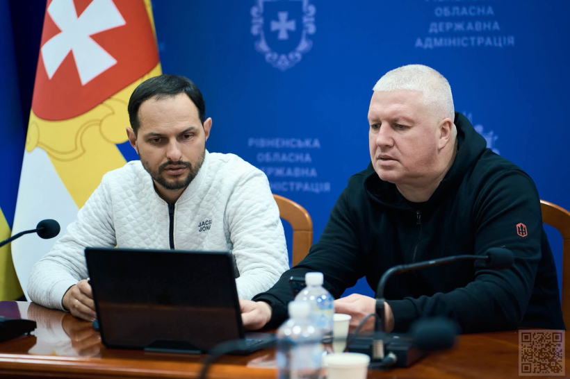 Начальник Рівненської ОВА Олександр Коваль та його заступник Олександр Терещенко сидять за столом та скілкуються за допомогою онлайн зв'язку. З фото зрозуміло, що вони проводять онлайн-нараду