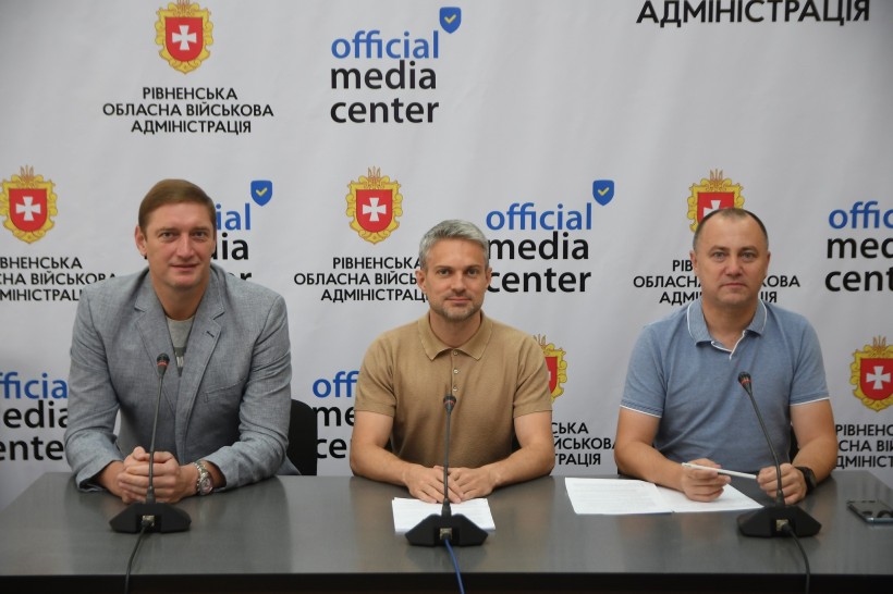 Спікери брифінгу: заступник голови РівнеОДА Ігор Павленко та віцепрезидент Федерації баскетболу України, президент БК «Рівне» Сергій Ліщук, модератор брифінгу, радник голови ОДА С.Татаренко на фоні банера пресцентру Рівненської ОДА