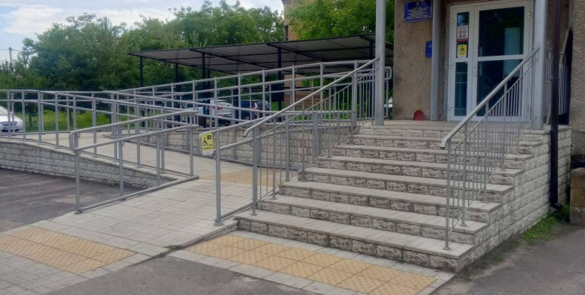 облаштовані пандуси під правильним кутом, зручні підходи до входу, кнопки виклику персоналу та спеціальні паркомісця